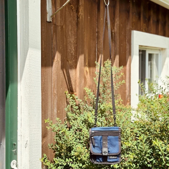 Eddie Bauer Vintage Mini Crossbody/Belt Purse -  Travel/Hiking - Picture 4 of 4